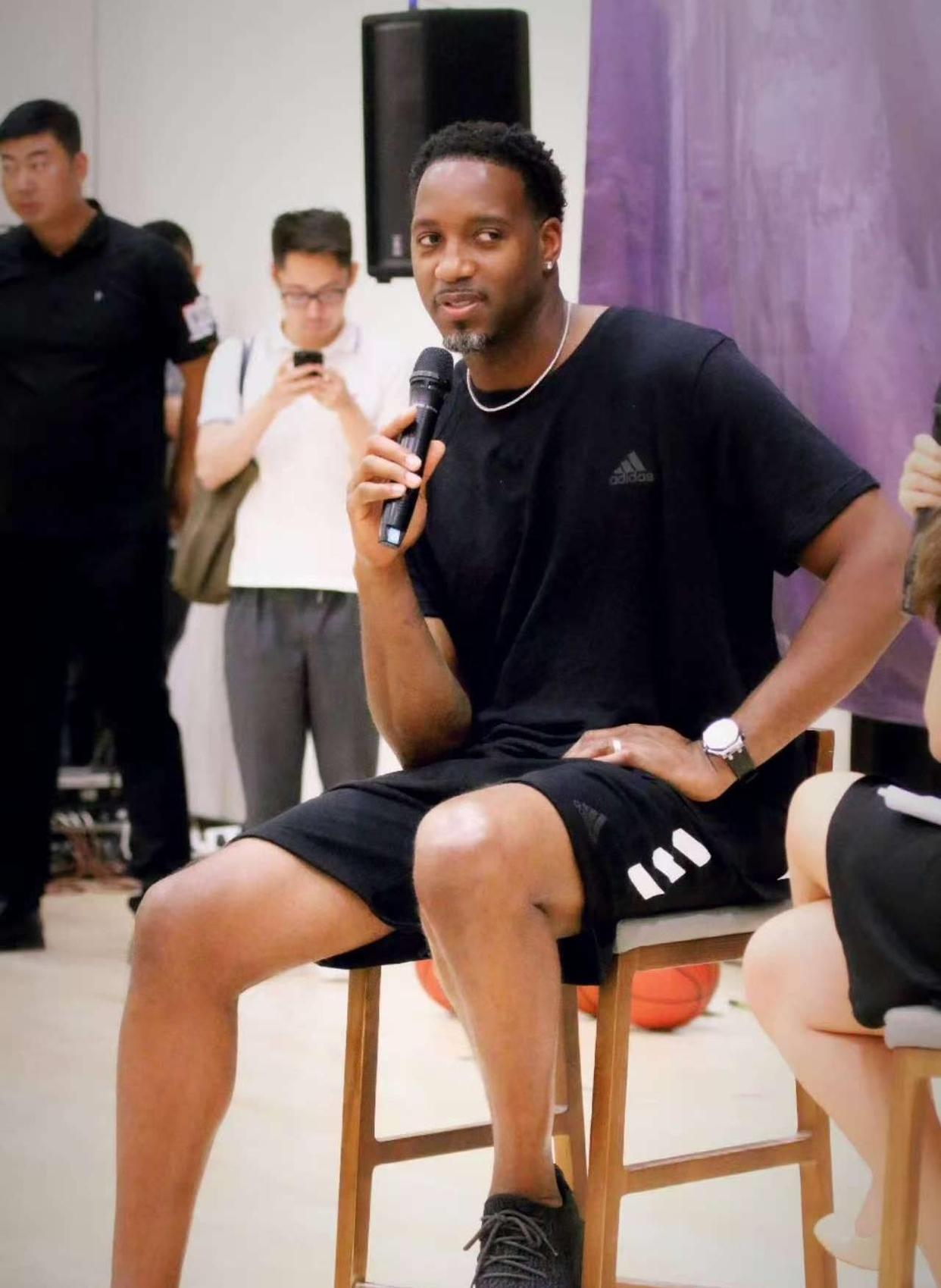 中国队以6战6胜战绩击败韩国、法国，王楚钦三战全胜，赛后坦言累，网友调侃其“铁人三项”。（中国队六连胜击退韩法，王楚钦三战全胜赛后直言疲惫，网友笑称“铁人三项”）