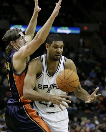 中超赛场争议判罚：VAR判罚引发热议,（中超判罚风波：VAR成争议焦点）